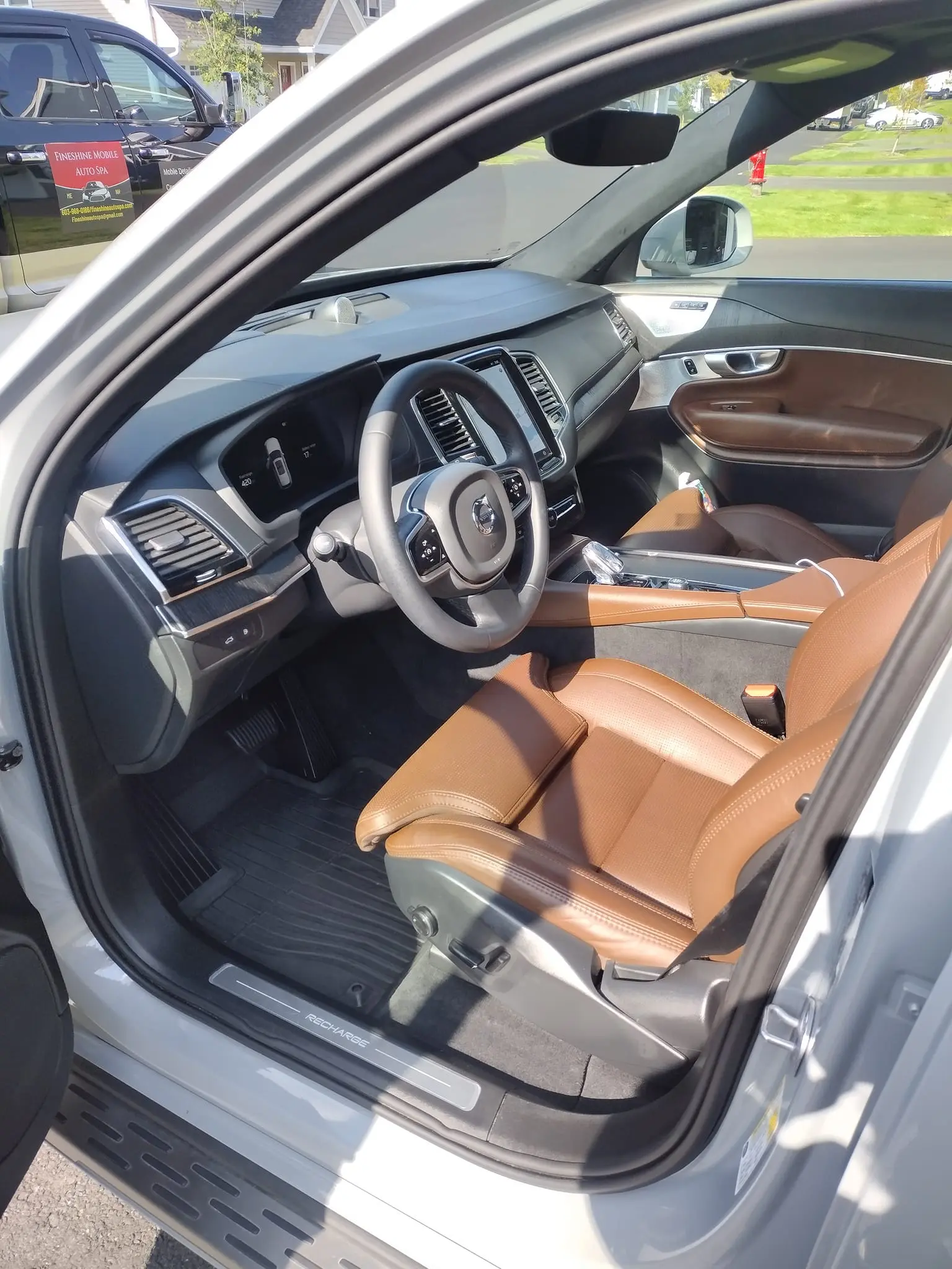 459412320_941018091379338_5419136333334100898_ A car with brown leather seats and a steering wheel.