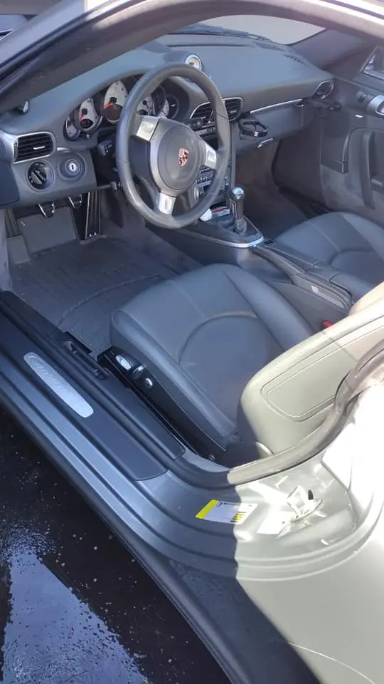 463775835_967597902054690_2996540156250378146_ A car with the seat belt removed and the steering wheel turned down.